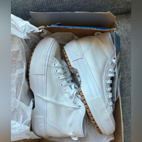 BNWT Adidas Nizza Trek W Sneakers - Women’s Size 8 - White/Gum Sole - Picture 12 of 14